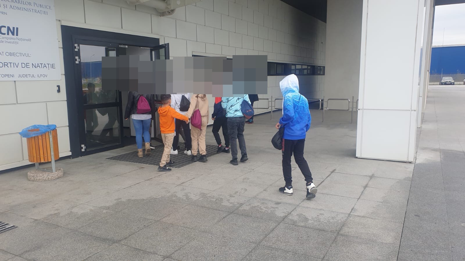 Sosirea copiilor la bazinul de înot, cu fețele protejate