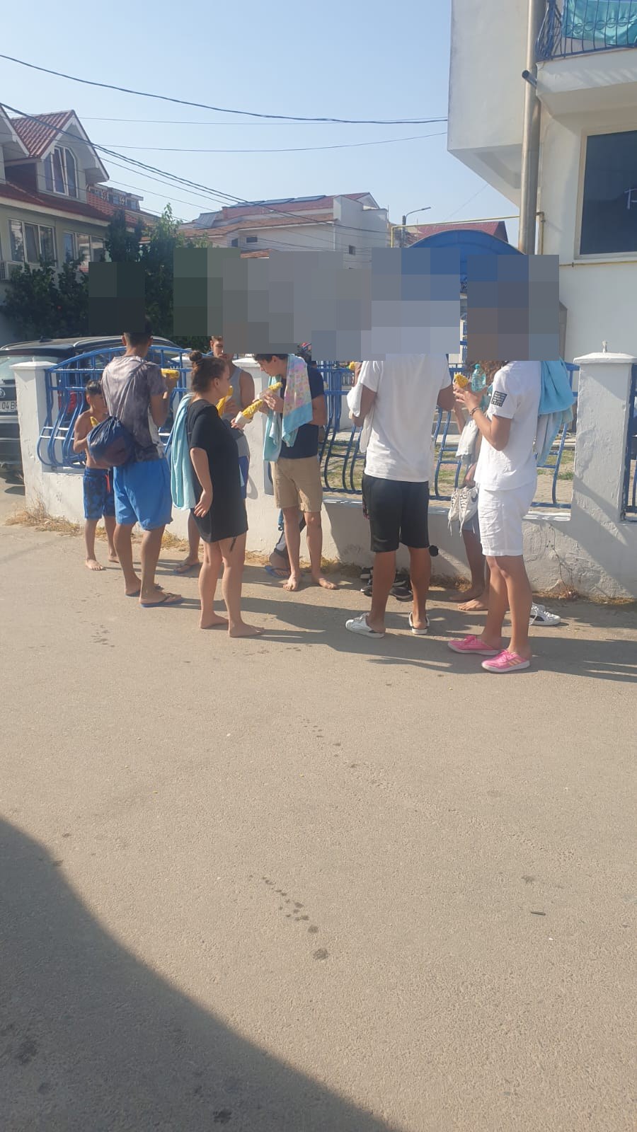 Copiii într-o activitate de vară, cu fețele protejate