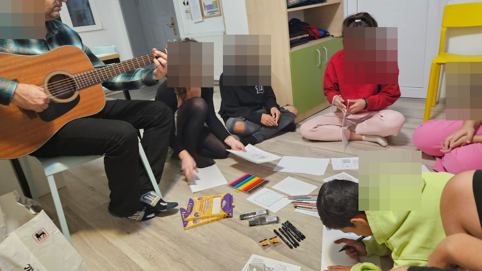Atelier creativ cu muzică și desen, cu fețele protejate